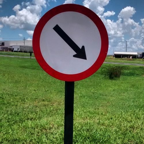 A história fascinante por trás das placas de trânsito